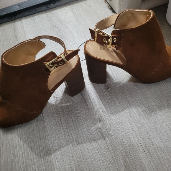 New With Tags Express suede open toe 3 1/2" heels - Picture 14 of 17